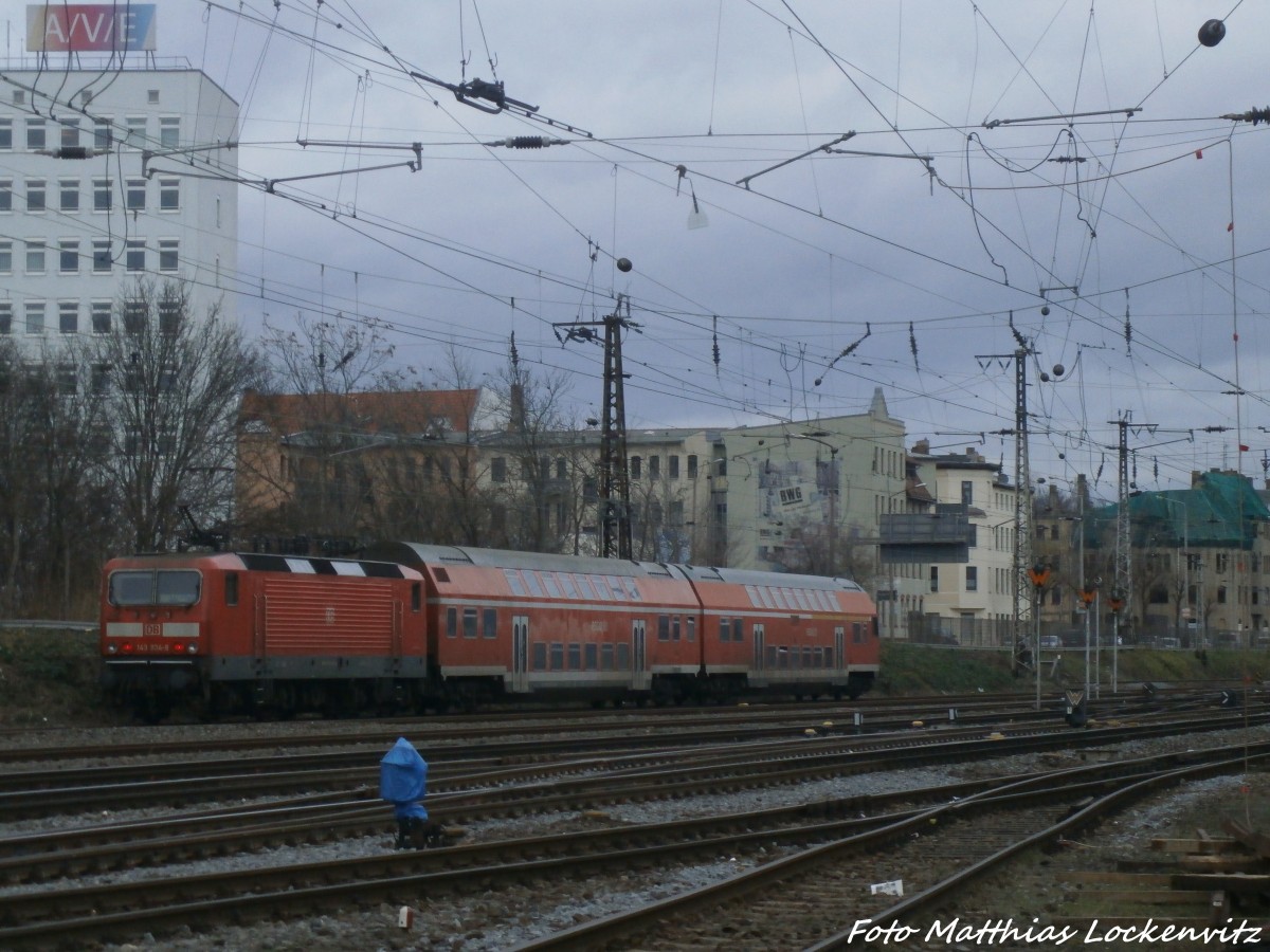 143 934-8 auf Rangierfahrt im Bahnhofsbereich des Hallenser Hbf am 23.12.14