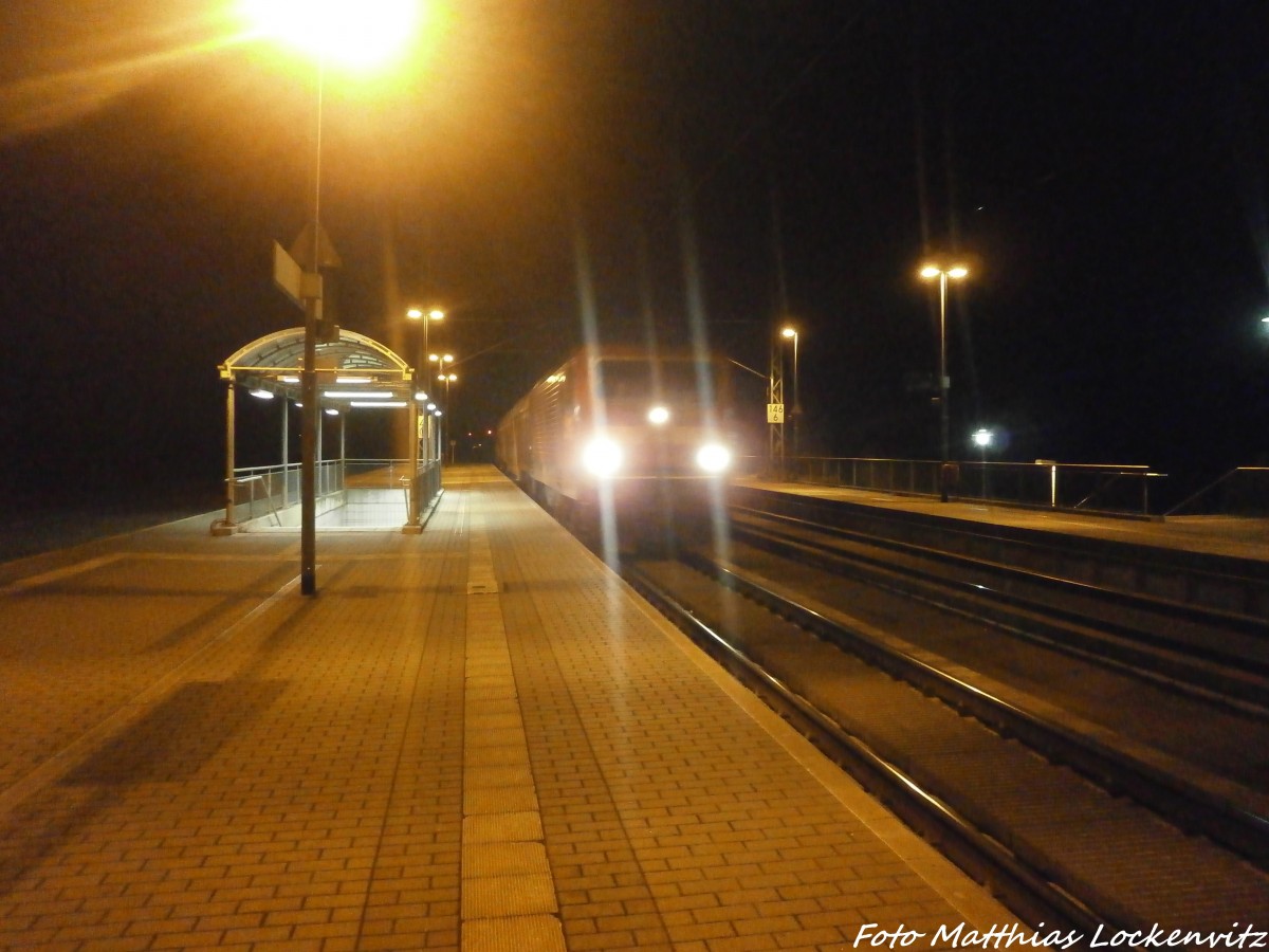 143 934-8 mit ziel Halle (Saale) Hbf beim einfahren in den Bahnhof Landsberg (b Halle/Saale) am 22.12.14