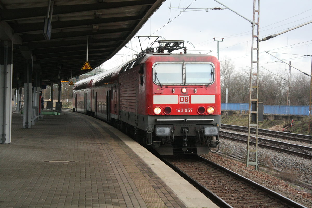 143 957 im Bahnhof Halle-Silberhhe am 13.1.21