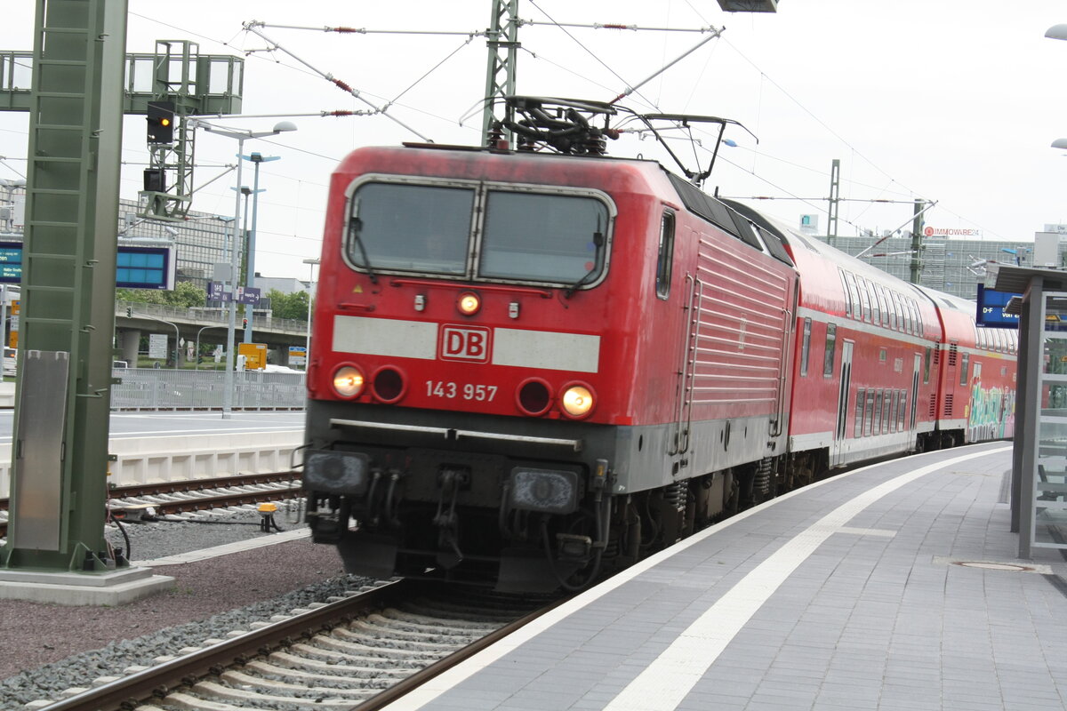 143 957 von Eilenburg kommend bei der Einfahrt in den Endbahnhof Halle/Saale Hbf am 20.5.21