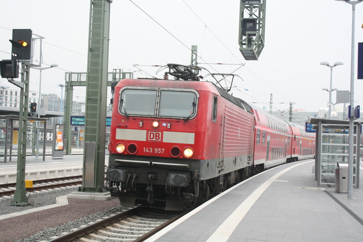 143 957 von Eilenburg kommend bei der Einfahrt in den Endbahnhof Halle/Saale Hbf am 17.3.22