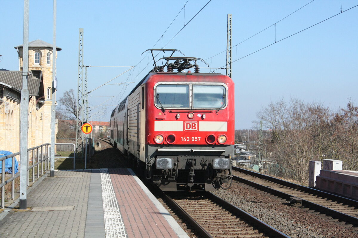 143 957 von Eilenburg kommend mit Ziel Halle/Saale Hbf bei der Einfahrt in den Bahnhof Delitzsch ob Bf am 10.3.22