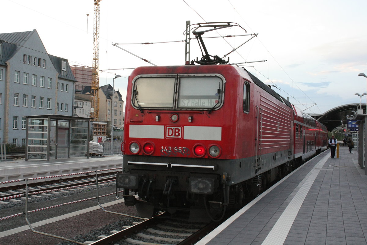 143 957 mit ihrer S7 Garnitur im Bahnhof Halle/Saale Hbf am 18.8.20