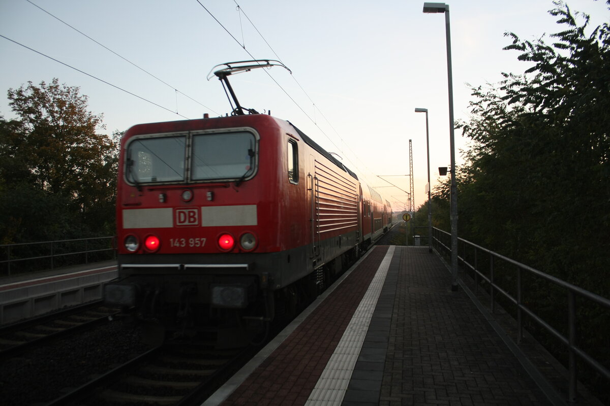 143 957 verlsst den Bahnhof Delitzsch ob Bf in Richtung Eilenburg am 28.10.21