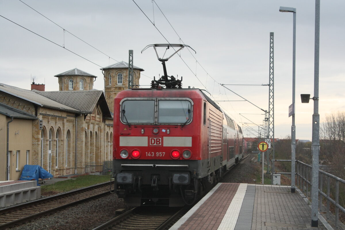 143 957 verlsst den Bahnhof Delitzsch ob Bf in Richtung Eilenburg am 7.4.22