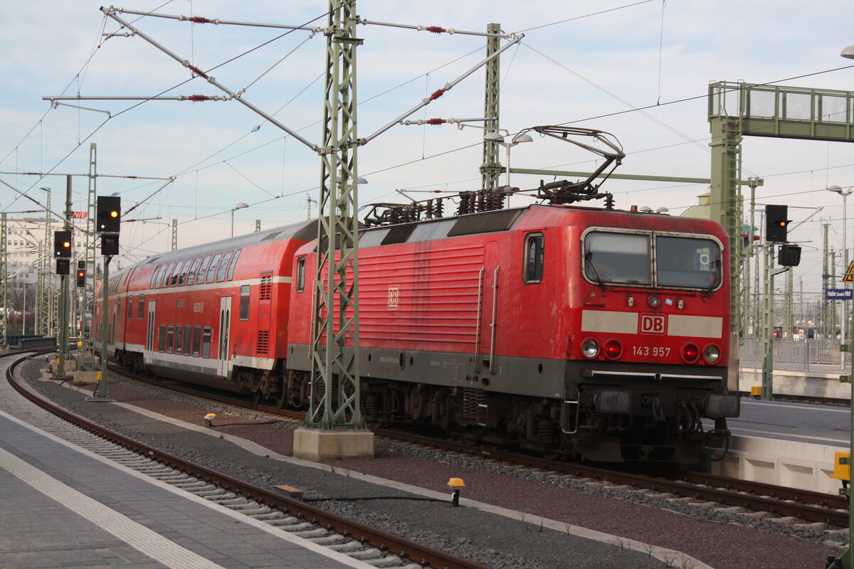 143 957 verlsst den Bahnhof Halle/Saale Hbf in Richtung Eilenburg am 13.1.22