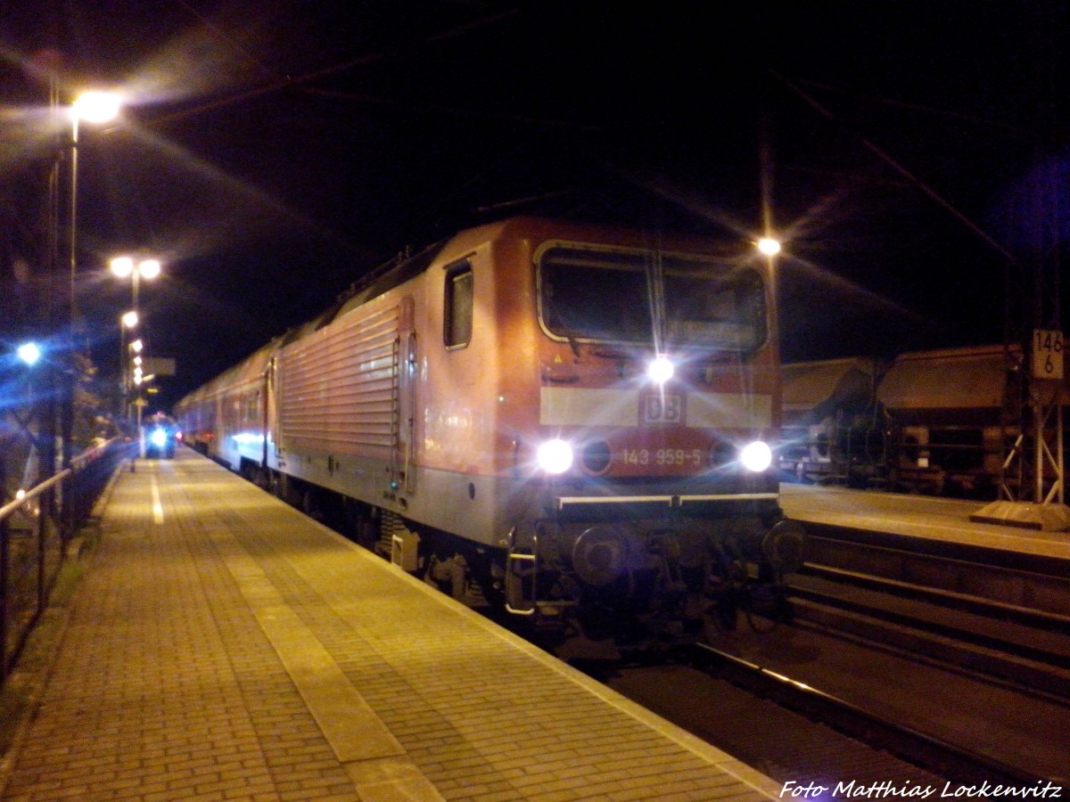 143 959-5 als RB mit ziel Lutherstadt Wittenberg im Bahnhof Landsberg (b Halle (Saale)) am 4.11.14