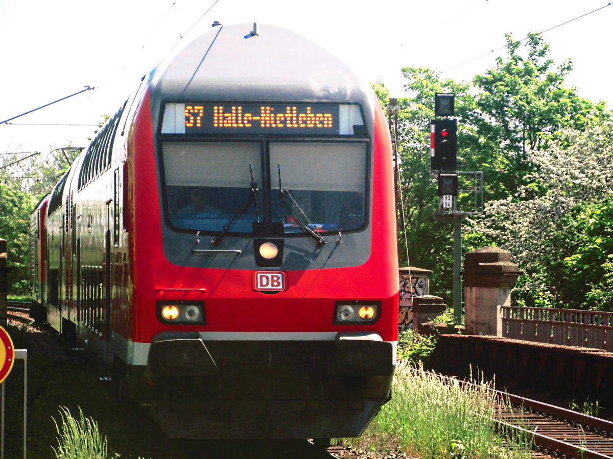 143 XXX kommt mit Steuerwagen voraus in den Bahnhof Halle-Rosengarten eingefahren am 18.5.17