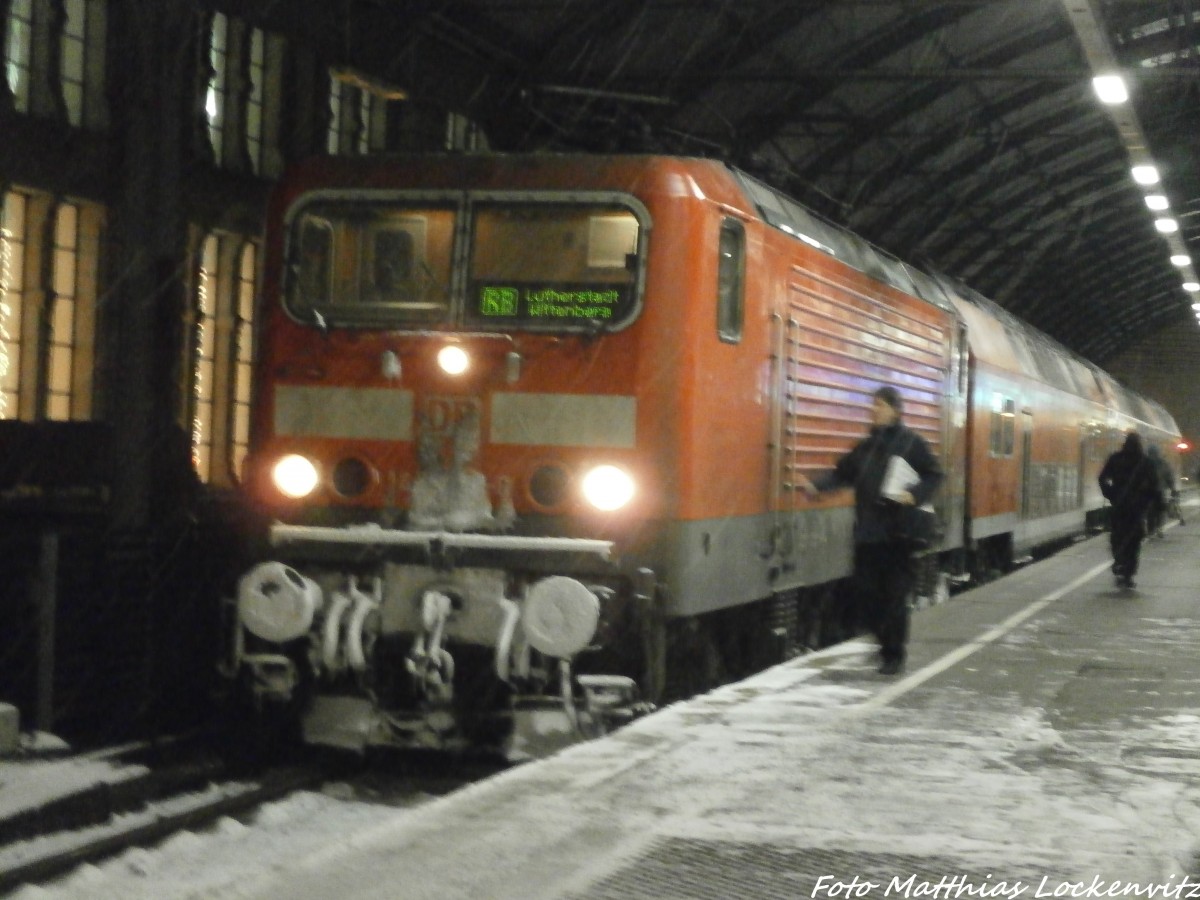 143 XXX-X mit RB 37802 mit ziel Lutherstadt Wittenberg im Bahnhof Halle (Saale) Hbf am 30.12.14