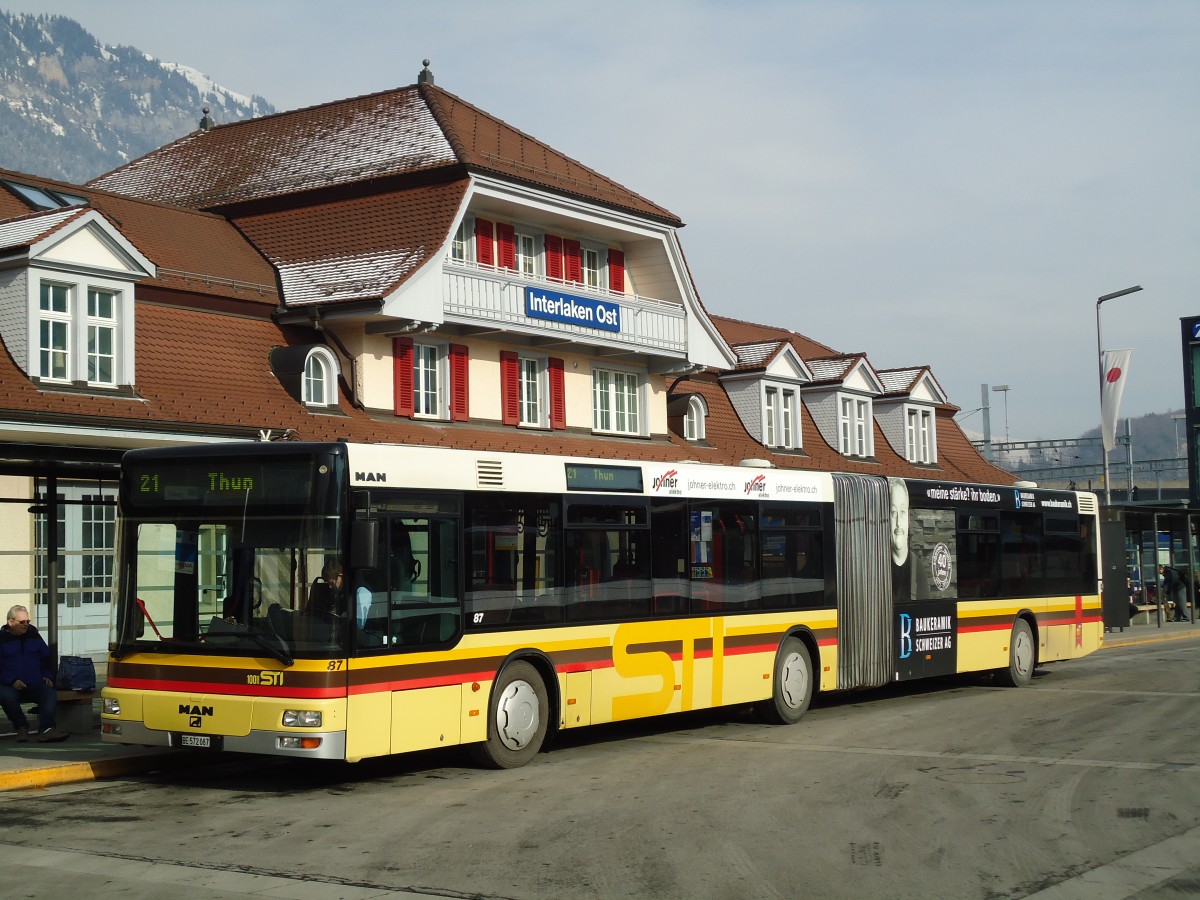 (143'035) - STI Thun - Nr. 87/BE 572'087 - MAN am 19. Januar 2013 beim Bahnhof Interlaken Ost