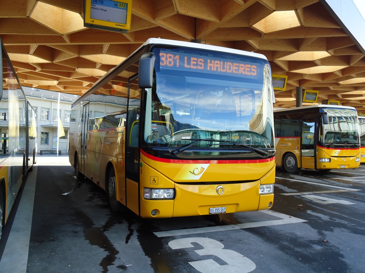 (143'145) - PostAuto Wallis - Nr. 5/VS 355'167 - Irisbus am 3. Februar 2013 beim Bahnhof Sion