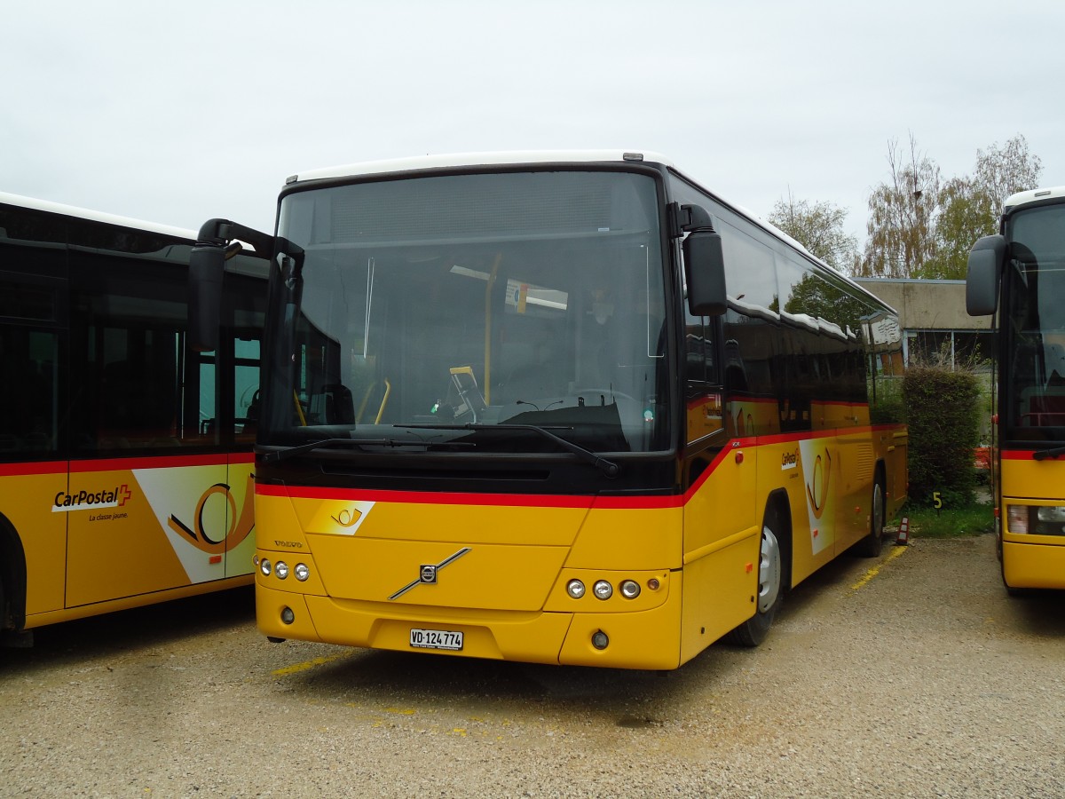 (143'870) - CarPostal Ouest - VD 124'774 - Volvo am 27. April 2013 in Yverdon, Garage