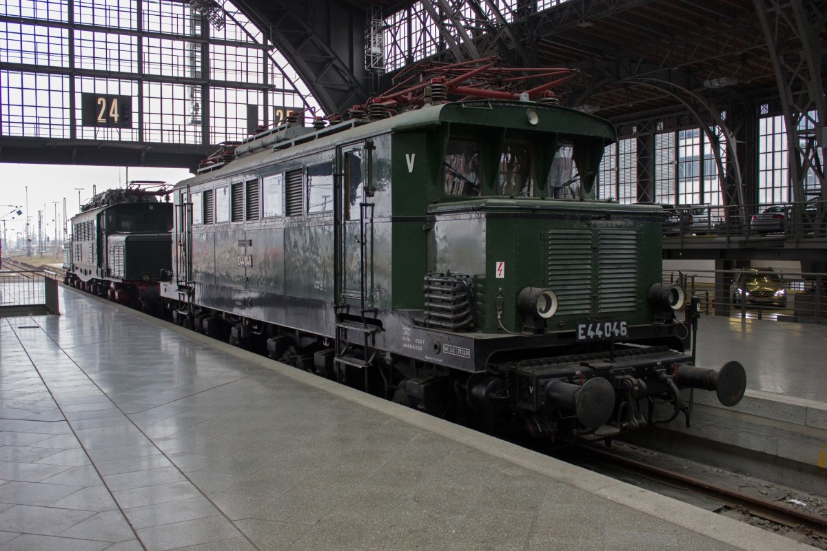 144 046 des DB Museums am 24.03.15 im Leipziger Hauptbahnhof. 