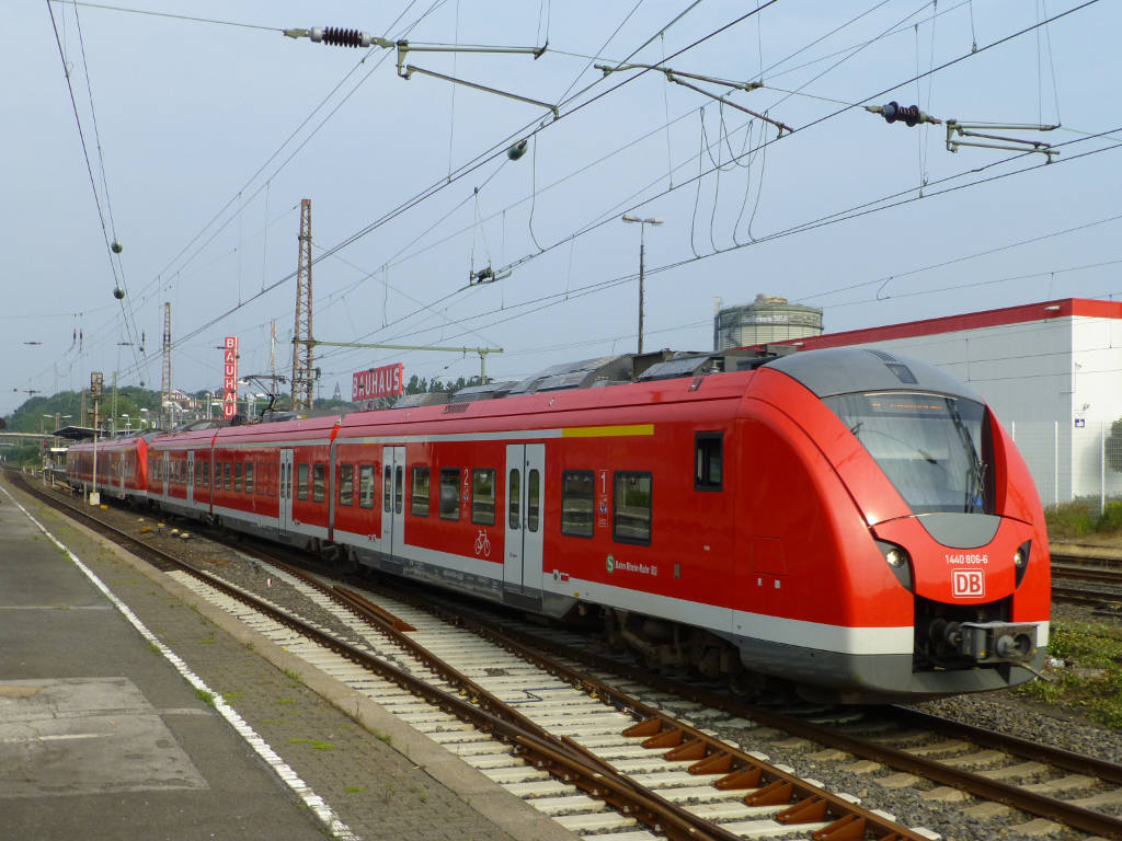 1440 006 und ein weiterer ET gleicher Bauart bilden am 12.8.15 eine S8, Abfahrt aus W-Oberbarmen.