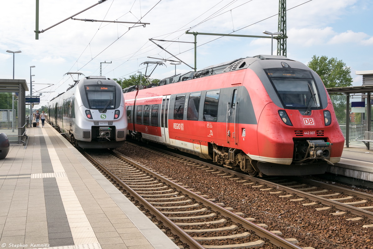 1442 620-9 S-Bahn Mitteldeutschland als S4 (S 37445) von Hoyerswerda nach Geithain und 442 007-1 DB Regio als RB43 (RB 28895) von Falkenberg(Elster) nach Cottbus, traffen sich in Falkenberg(Elster). 29.08.2015