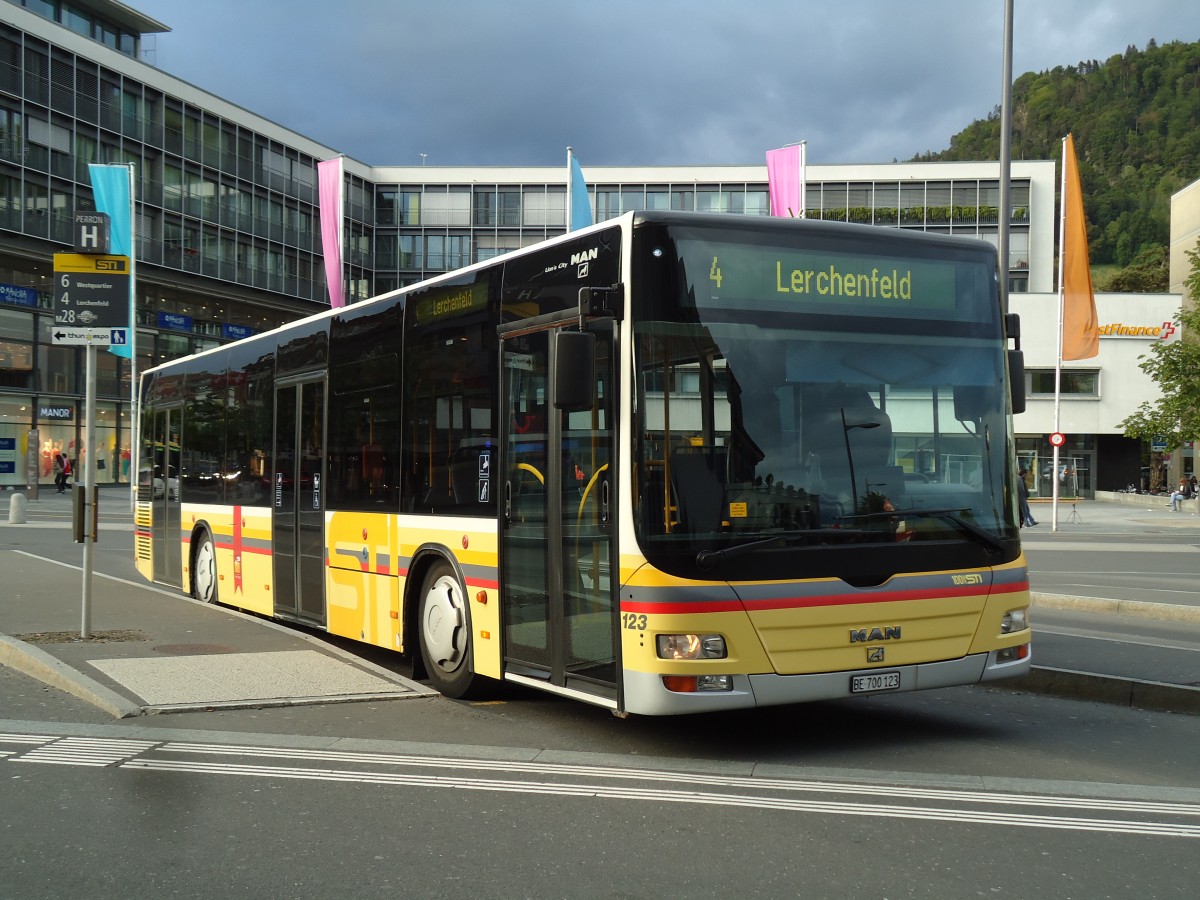 (144'776) - STI Thun - Nr. 123/BE 700'123 - MAN am 30. Mai 2013 beim Bahnhof Thun