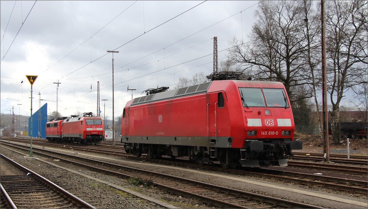 145 010, 152 010 und 151 037 abgestellt am 05.03.17 in Kreuztal. Die im Hintergrund zu sehenden blauen Träger gehören zum neuen Containerverladeplatz in Kreuztal, der immer weiter Gestalt annimmt.