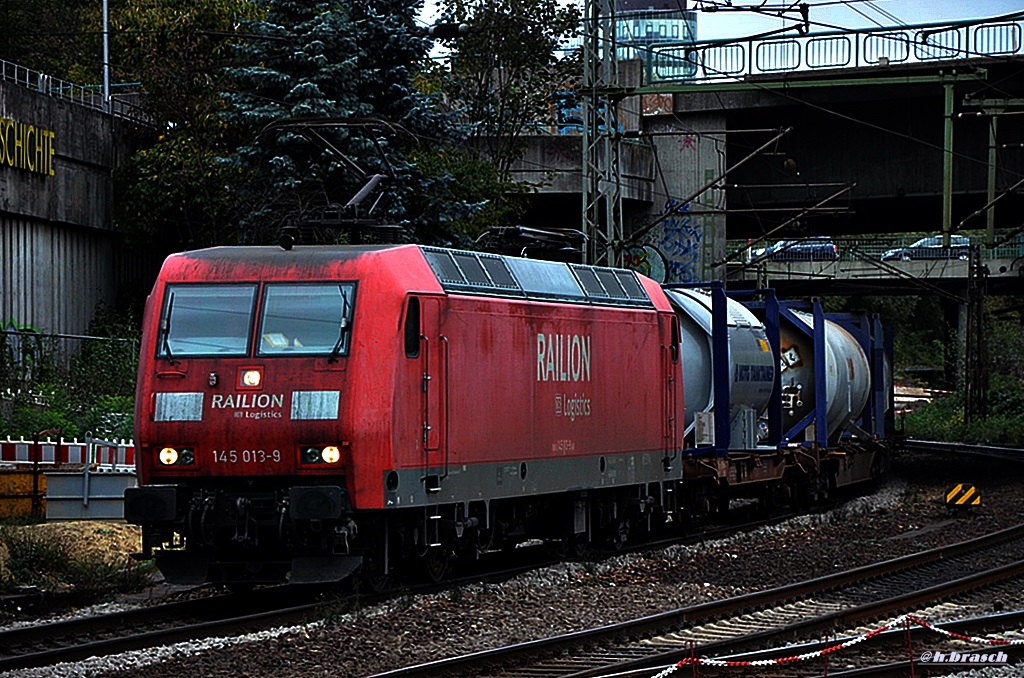 145 013-9 fuhr mit einen containerzug durch hh-harburg,datum 24.10.14