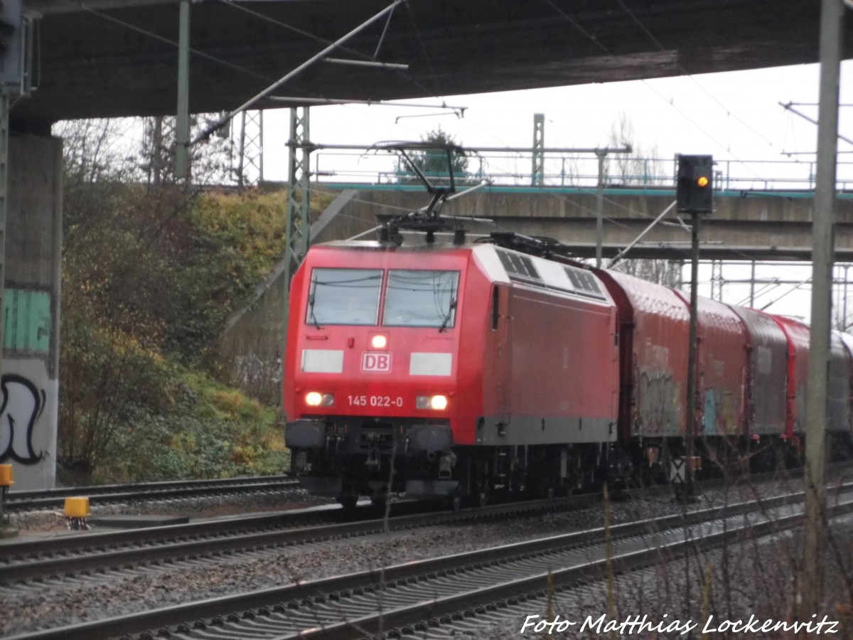 145 022 mit enem Gterzug kurz vor dem Bahnhof Delitzsch unt Bf am 18.12.15