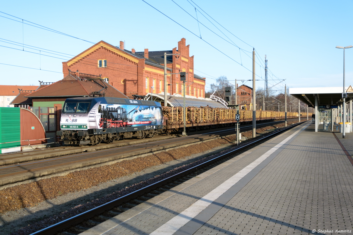 145 023-6  120 Jahre Rasender Roland  PRESS (145 083-2) mit einem Holzzug in Rathenow und fuhr weiter in Richtung Stendal. 19.12.2015