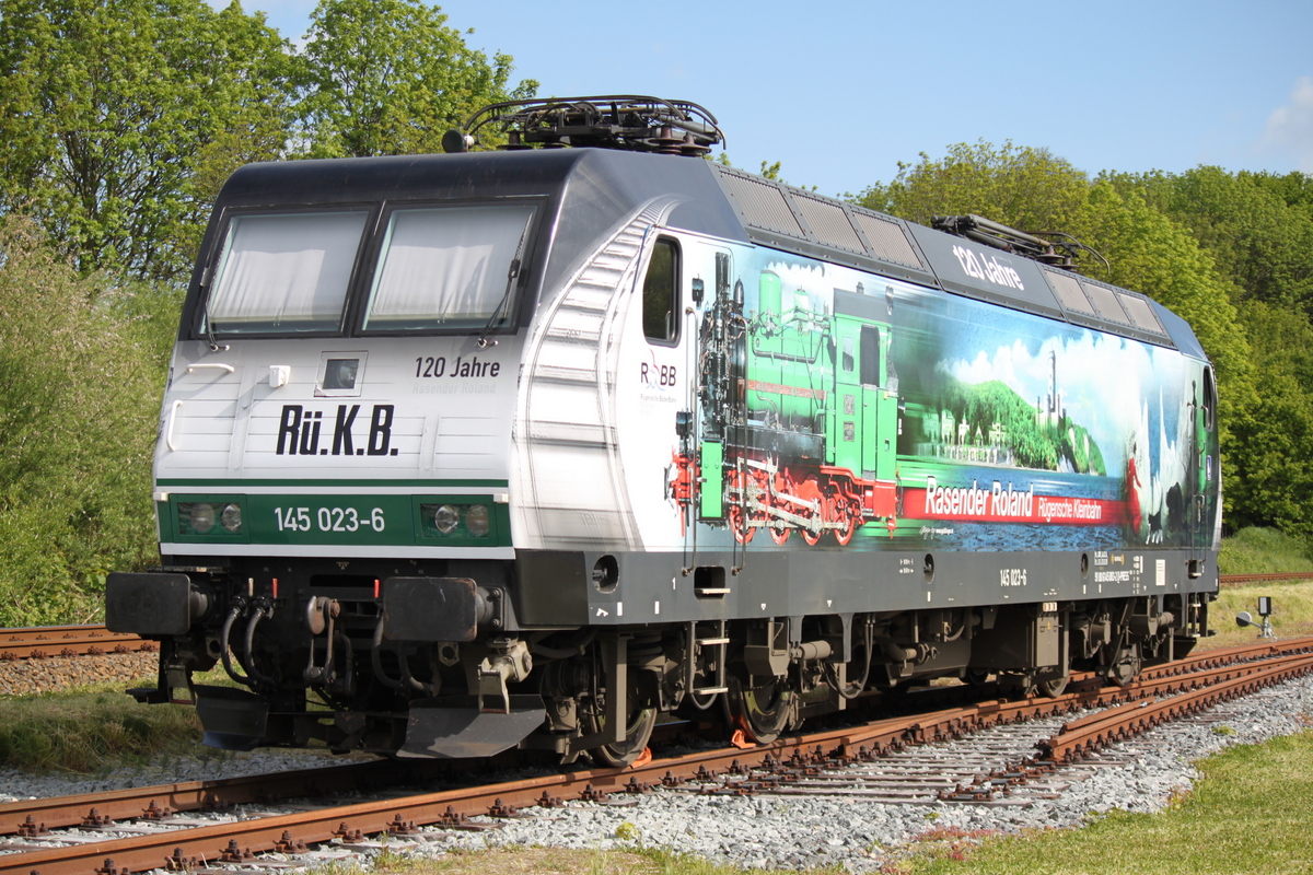 145 023-6 120 Jahre Rasender Roland (145 083-2)stand in Putbus abgestellt.31.05.2015