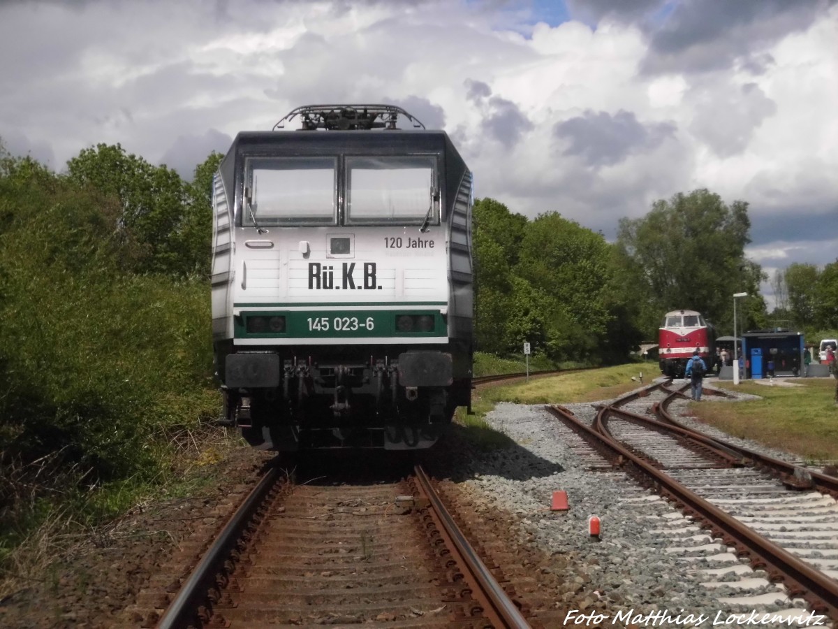 145 023 der PRESS standte auf dem Hauptgleis, während die 118 770 Tanken ist am 30.5.15