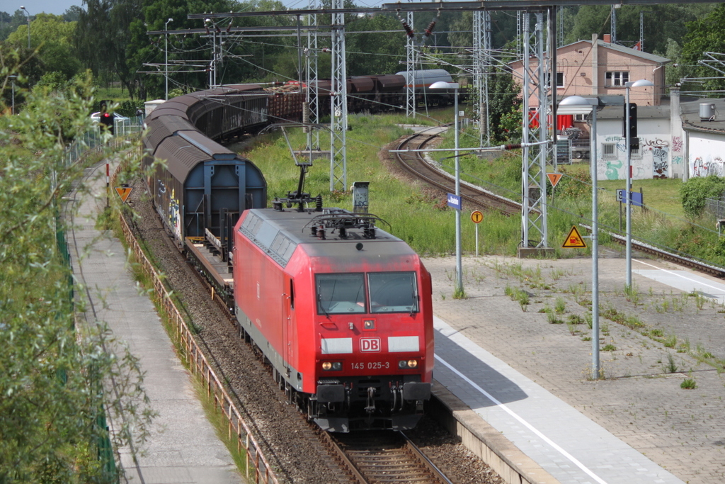 145 025-3 mit einem gemischten Gterzug nach Rostock-Seehafen bei der Durchfahrt im Haltepunkt Rostock-Kassebohm.17.06.2017