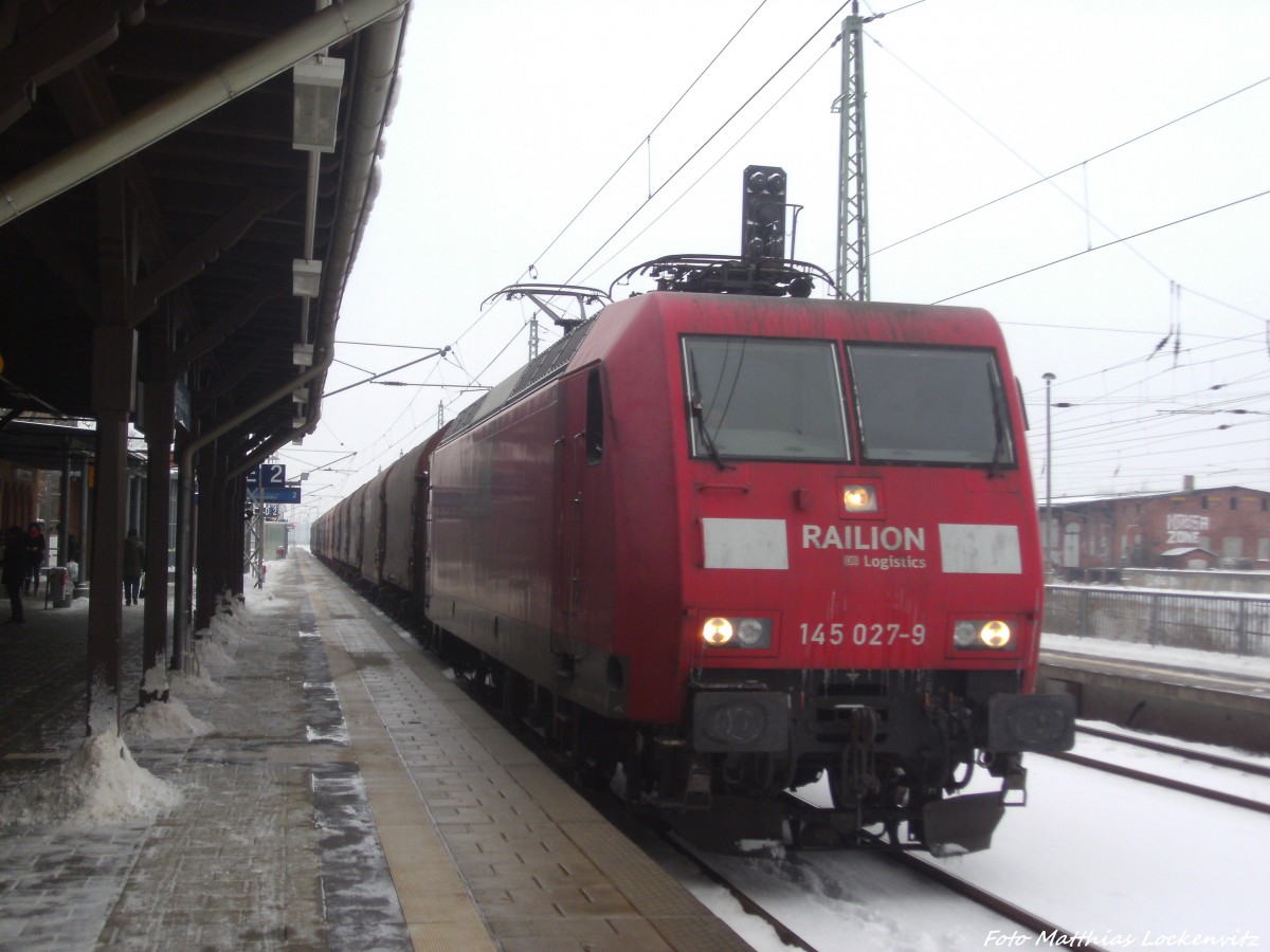 145 027-9 beim Zwischenstopp im Bahnhof Bergen auf Rügen am 28.1.14