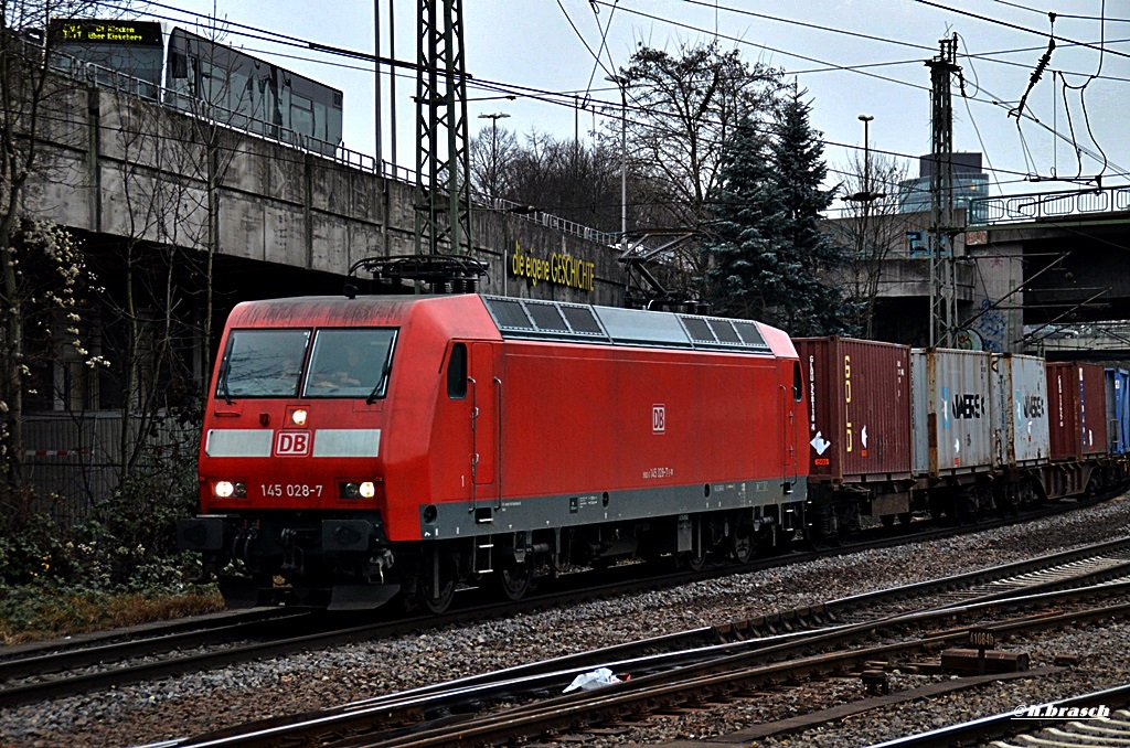 145 028-7 ist mit einen kastenzug durch hh-harburg gefahren,06.01.15