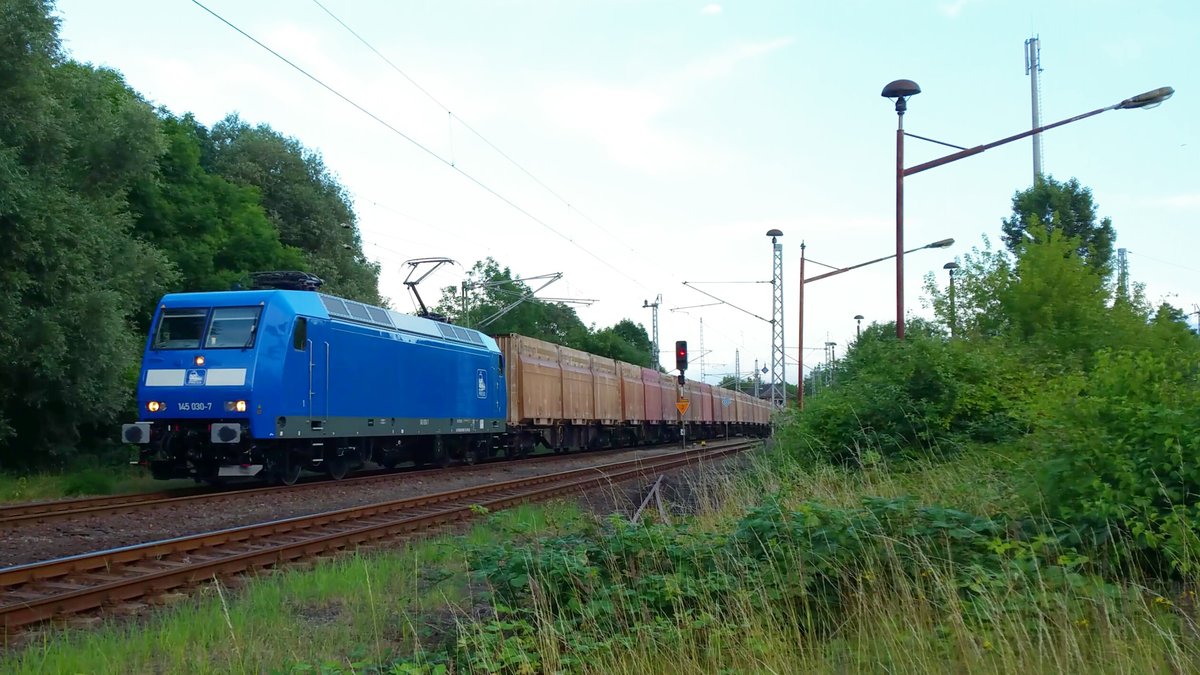 145 030 mit Hacki bei der Einfahrt im Bahnhof Wismar.13.07.2016