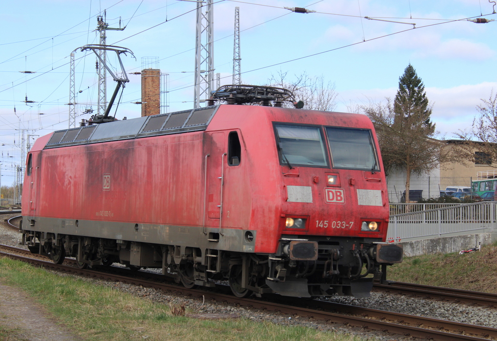 145 033-7 bei der Ausfahrt am 17.03.2024 im Rostocker Hbf.