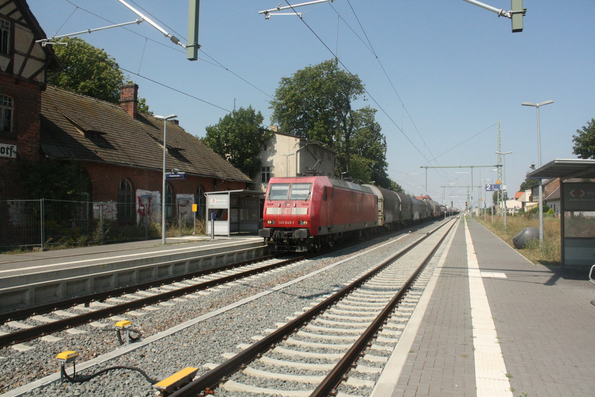 145 045 mit einem Gterzug bei der Durchfahrt in Stumsdorf am 11.8.20