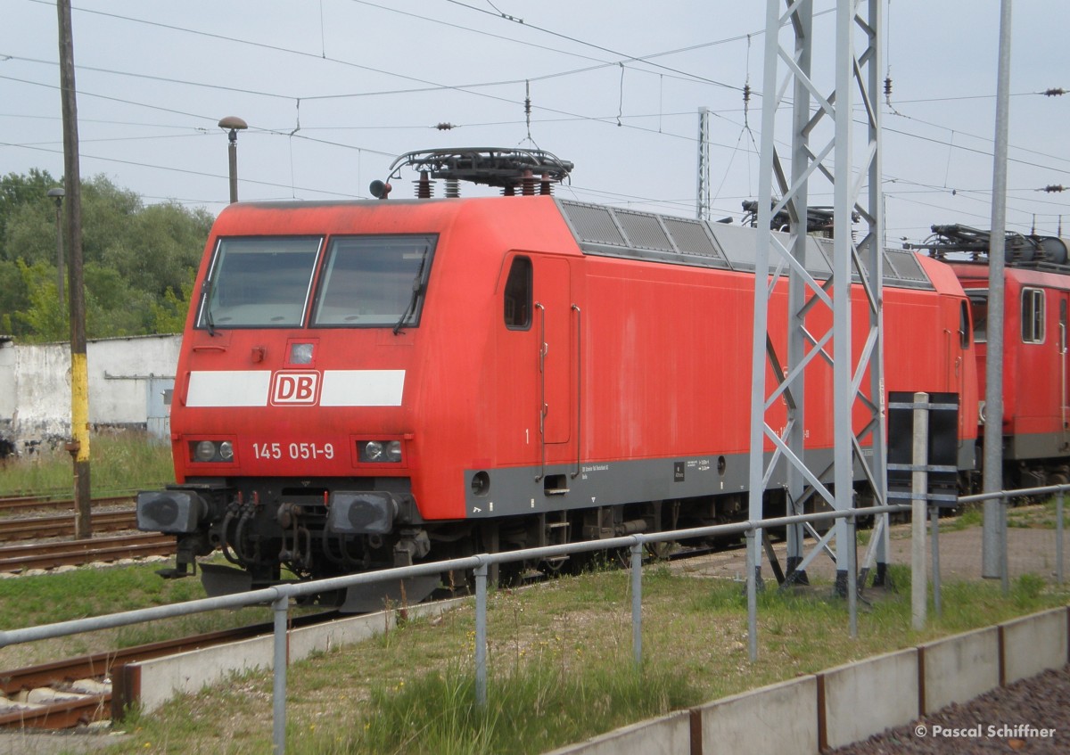 145 051 abgestellt in Wismar, 10.07.2011.