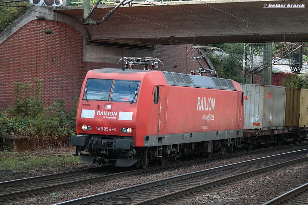 145 054-3 zog einen intermodal am 26.09.13 durch hh-harburg