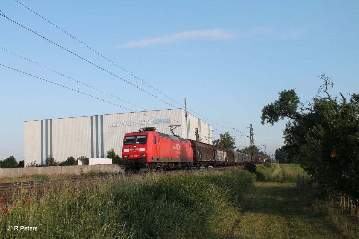 145 066-7 zieht ein gedeckten Güterzug bei Groß-Gerau. 20.05.15