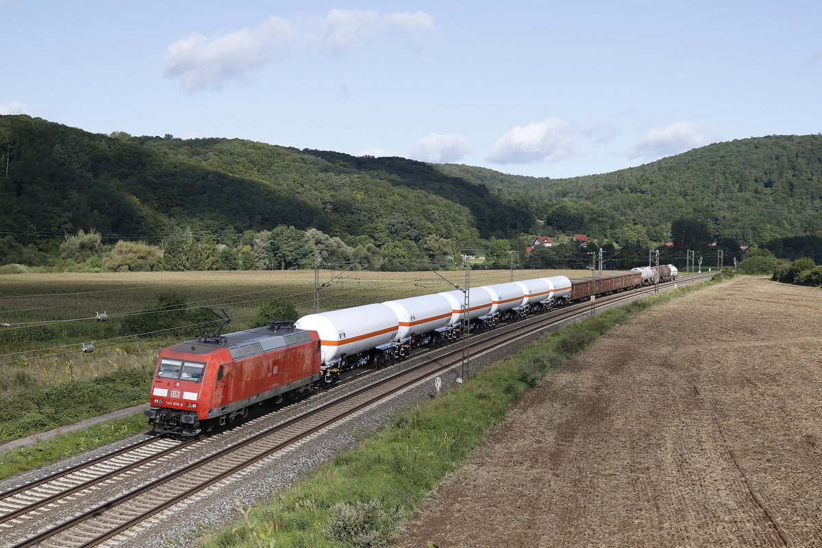 145 076-6 mit einem gemischten Gterzug am 19. August 2017 bei Harrbach.