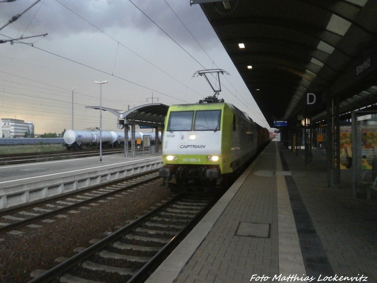 145 095 von Captrain mit einem Gterzug beim durchfahren des Bitterfelder Bahnhofs am 9.5.15