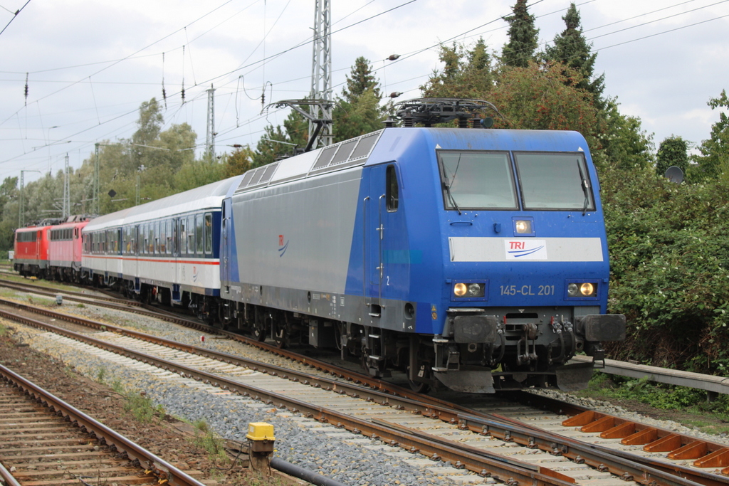 145 097-2 Mit TRI ÜBerführung von Dessau nach Bergen auf Rügen bei der Ausfahrt in Rostock-Bramow.03.10.2023