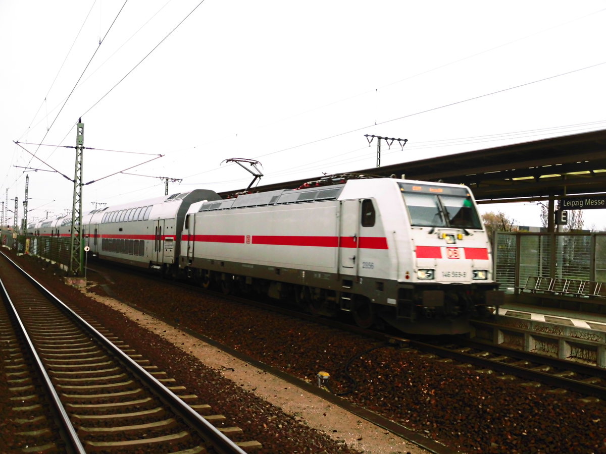 145 566-5 mit einen IC2 bei der durchfahrt im Bahnhof Leipzig-Messe am 12.11.17