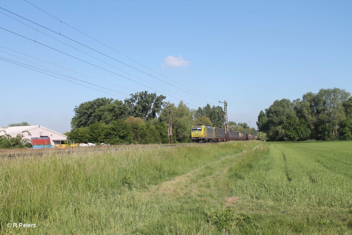 145 CL 031 mit einem Wechselpritschenzug kurz vor Groß-Gerau. 21.05.15