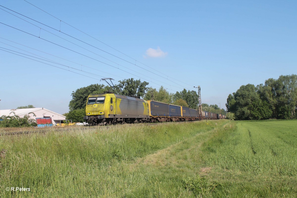 145 CL 031 mit einem Wechselpritschenzug kurz vor Groß-Gerau. 21.05.15