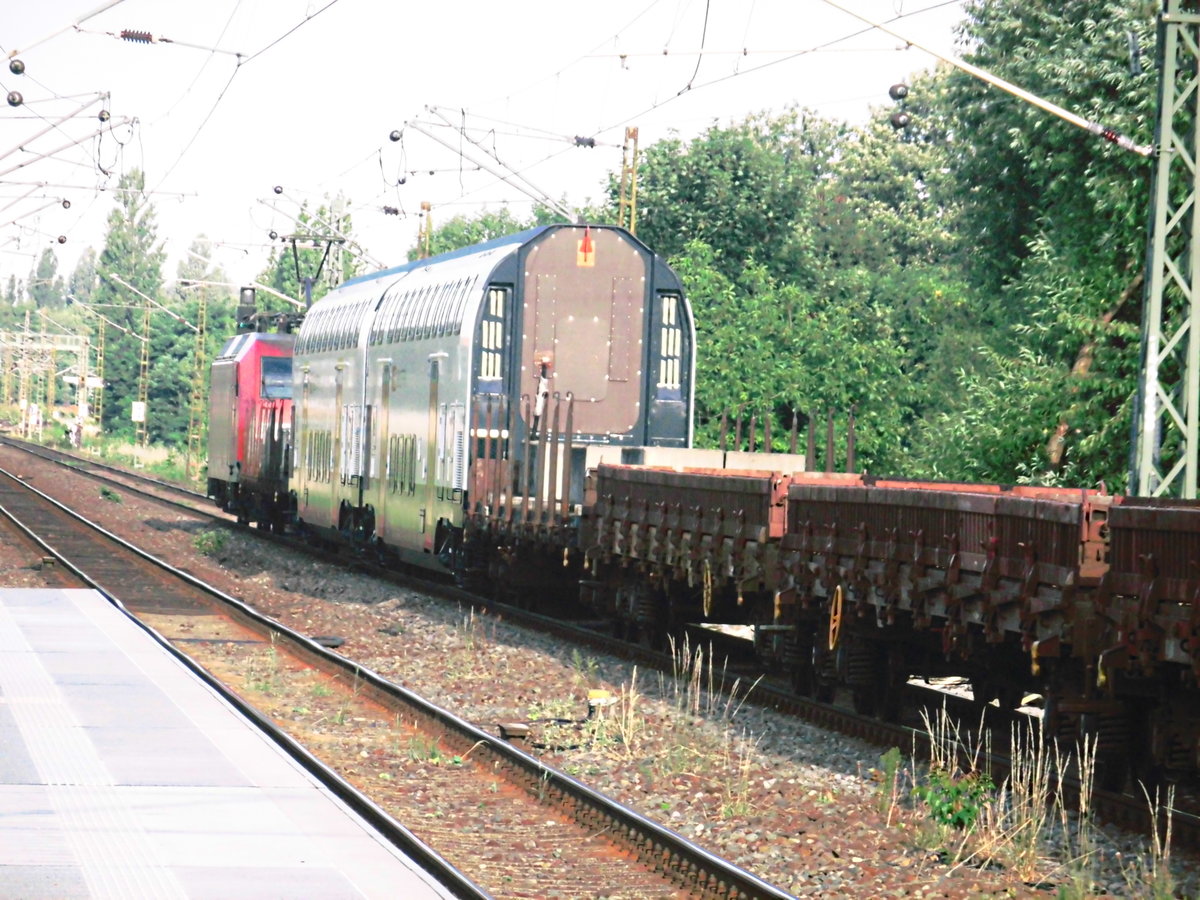 145 XXX mit 6 Rungenwagen, davon sind 2 wagen als Schutzwagen und 2 SBB IC200 wagen zwischen Halle-Rosengarten und Halle-Silberhhe am 28.6.17