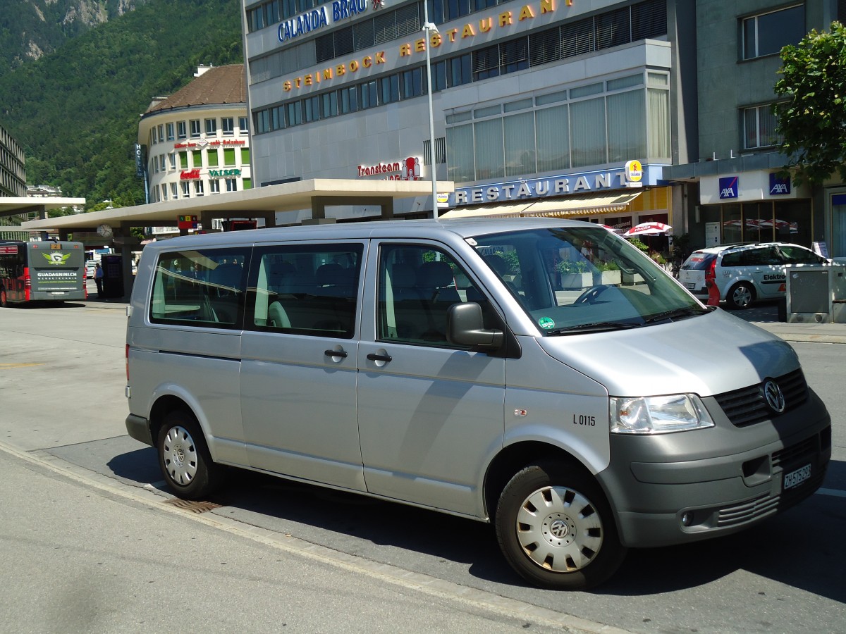 (145'263) - Albus, Zrich - Nr. L0115/ZH 575'293 - VW am 17. Juni 2013 beim Bahnhof Chur