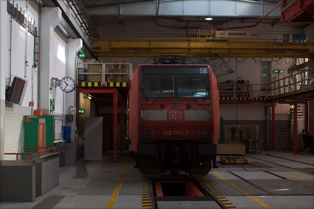 146 004 weilte am 24.08.13 im Dortmunder Regio Werk um neue Fubden in den Fhrerstnden zu bekommen.