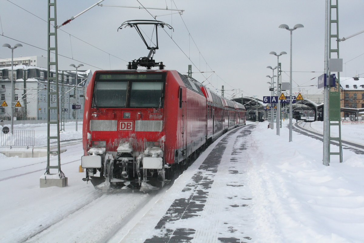 146 007 mit dem RE18 von Naumburg (Saale) Hbf kommend bei der Einfahrt in den Endbahnhof Halle/Saale Hbf am 10.2.21