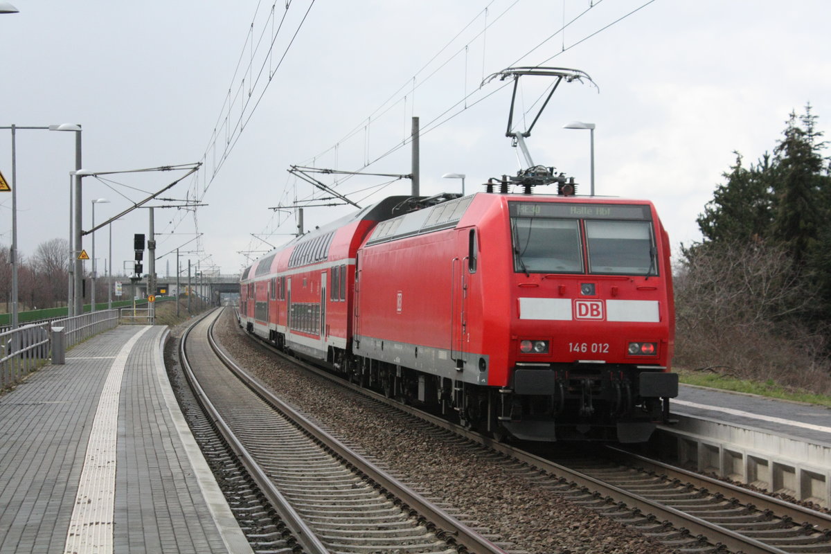 146 012 verlsst mit dem RE30 mit ziel Halle/Saale Hbf beim verlssen dess Bahnhofs Zberitz am 19.3.21