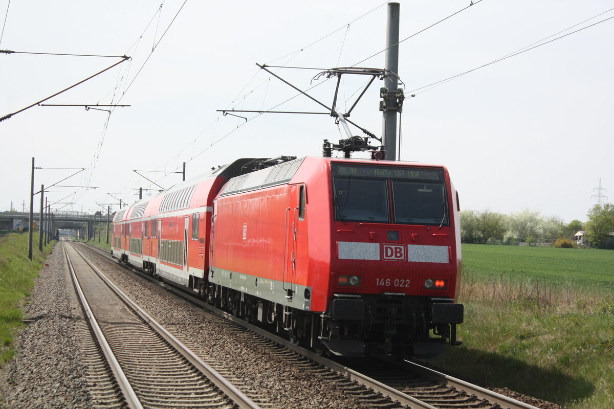 146 022 verlsst den Haltepunkt Zberitz in Richtung Halle/Saale Hbf am 29.4.22