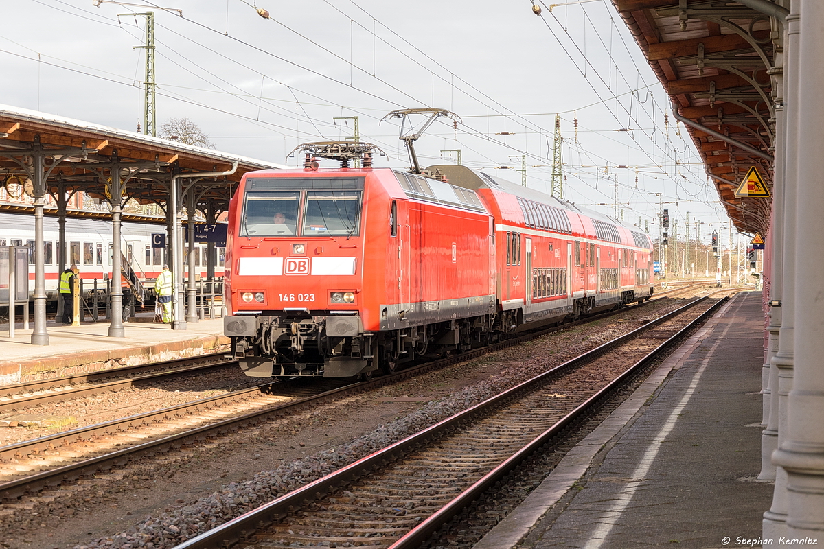 146 023 mit einer Dostos Leergarnitur von Magdeburg-Buckau nach Salzwedel in Stendal. 16.03.2017