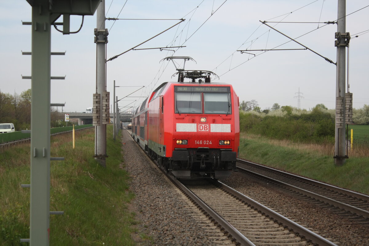 146 024 bei der Einfahrt in den Haltepunkt Zberitz am 29.4.22