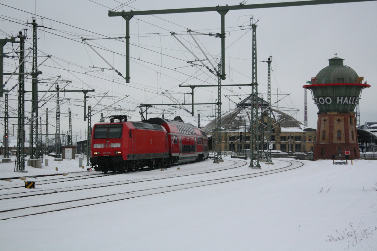 146 024 verlsst mit dem RE30 mit ziel Magdeburg Hbf den Bahnhof Halle/Saale Hbf am 15.2.21